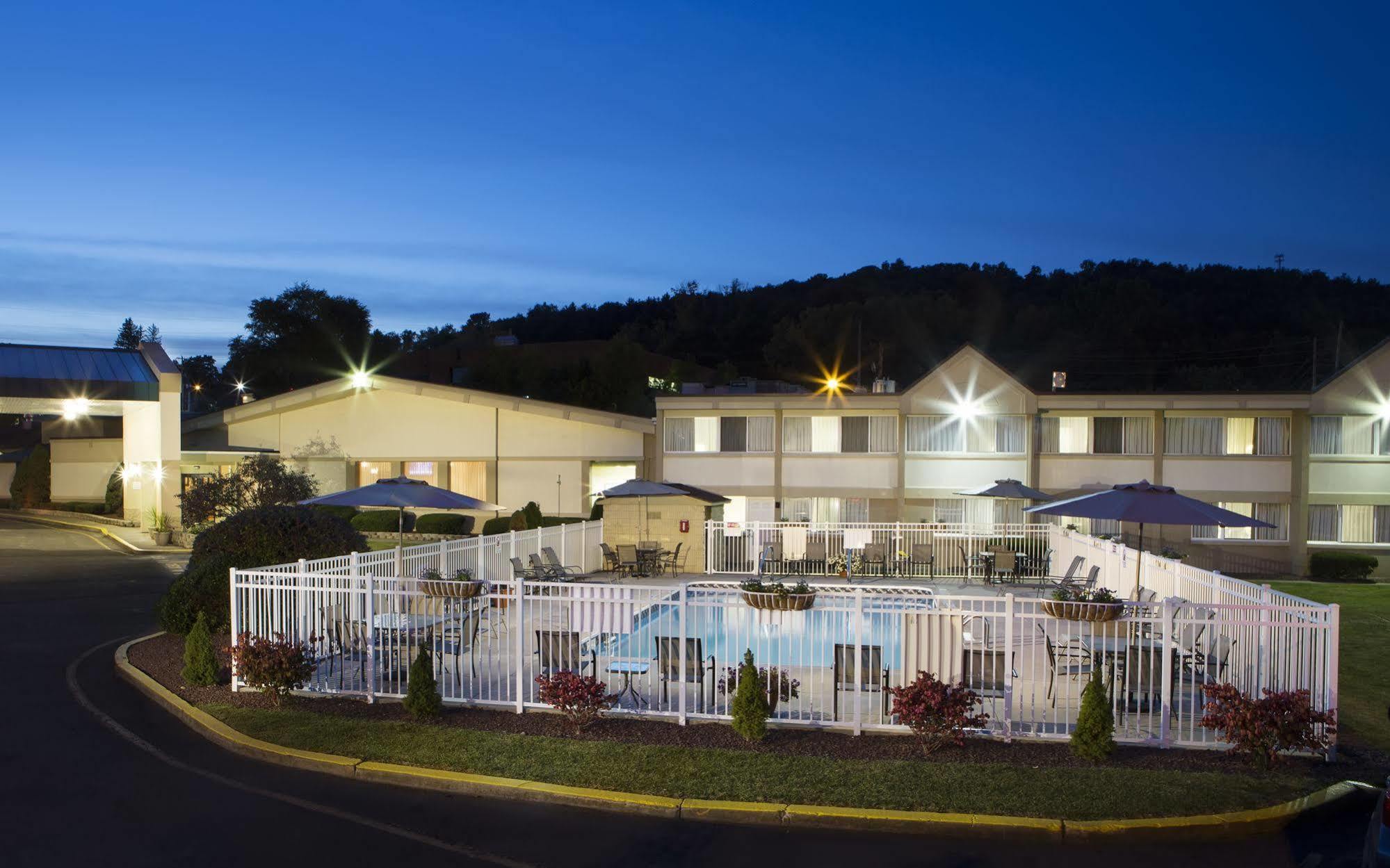 Quality Inn & Suites Vestal Binghamton Near University Eksteriør bilde